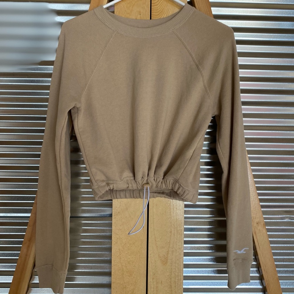 ADORABLE HOLLISTER TAN CROP TOP